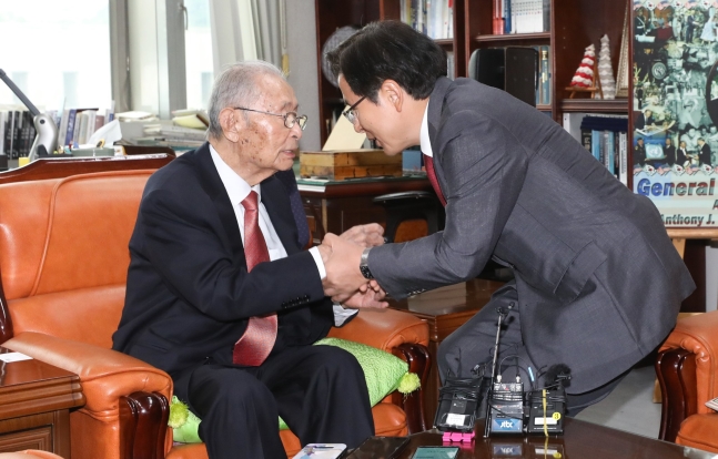  백선엽 장군 만난 황교안 "김원봉이 우리 군의 뿌리라니···"