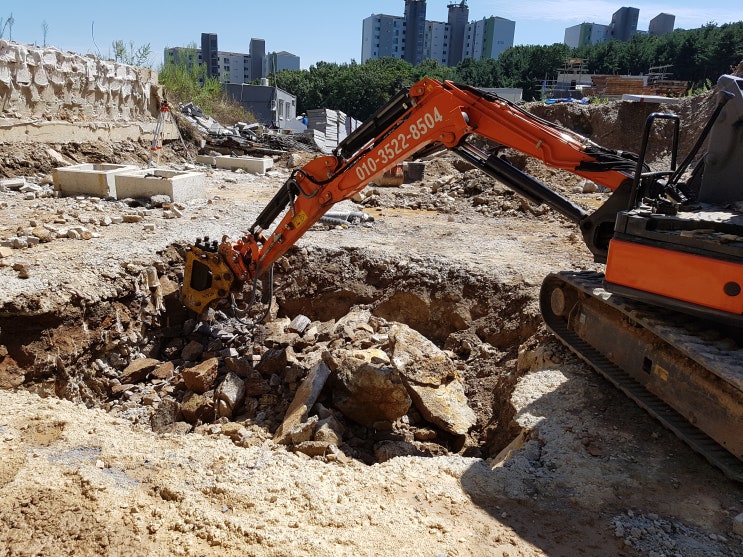  토목공사 철거 주차장공사 옹벽공사 진입로공사 배수로공사 우수공사 주택철거 흙막이공사 건축터파기 원상복구 실내철거 내부철거 보수공사 토사운반 잔토처리 폐기물처리 상수도 누수 하수도