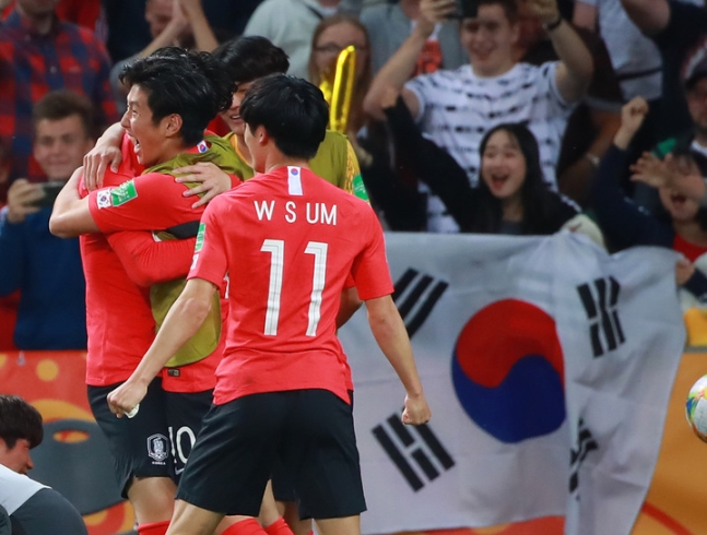  2019 FIFA U-20 월드컵 8강전 수훈갑 - 1골 2도움…‘막내형’ 이강인 빛났다  (한겨레. 20190609)
