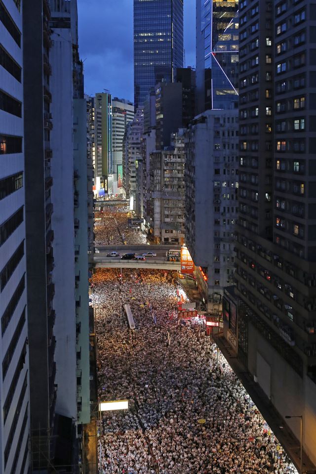 홍콩 100만 시위에 놀란 중국, "서구와 결탁한 음모" 맞불