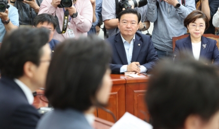 '천렵질' 실검에 올린 민경욱, "막말 수도꼭지" 비난에 "더 가열차게" '천렵질' 실검에 올린 민경욱, "막말 수도꼭지" 비난에 "더 가열차게"