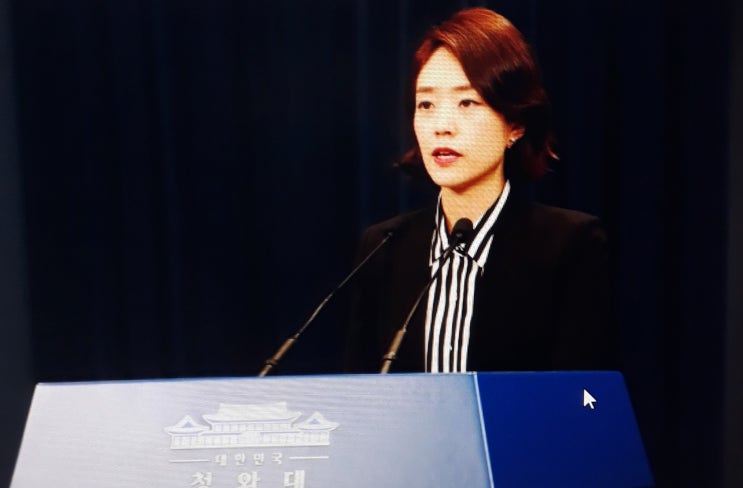  고민정 청와대 대변인이 "천렵질"발언으로 논란을불러일으킨 민경욱 자유한국당대변인을 향해"박근혜정부시절 청와대대변인이셨기때문에 순방에대해 누구보다 잘알고있으리라 생각한다"고말했다.