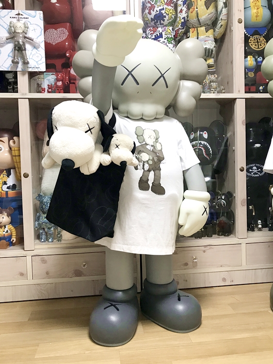 카우스 X 유니클로 티셔츠 모델핏. 카우스 X 유니클로 티셔츠 모델핏.