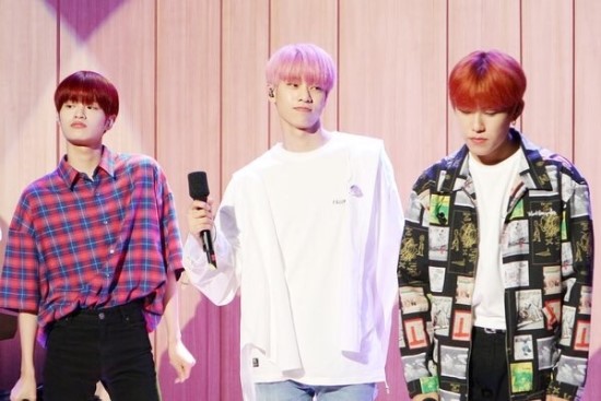  *오버핏 반팔 티셔츠 추천* 두시탈출 컬투쇼 속 AB6IX 김동현 패션 옷 코디 :: 필루미네이트