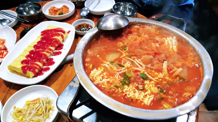 오늘의 런치<서울고기집 점심 김치찌개> 달걀말이도 함께 드세요! 오늘의 런치<서울고기집 점심 김치찌개> 달걀말이도 함께 드세요!
