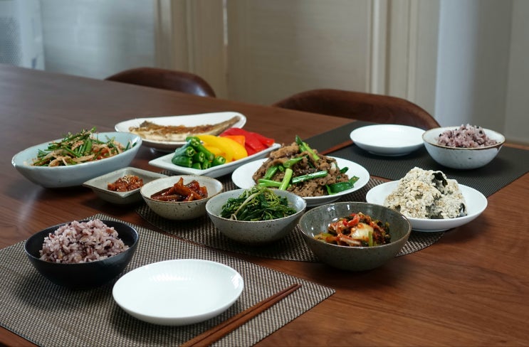  소불고기,가자미구이, 부추겉절이,취나물,김부각,마늘쫑매실장아찌,얼갈이열무김치