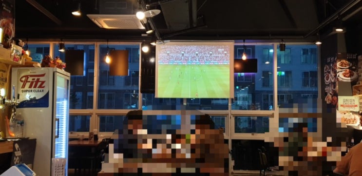  신통치킨 옥계산동점에서 이란과  평가전ㆍ 대한민국 축구보고 있어요