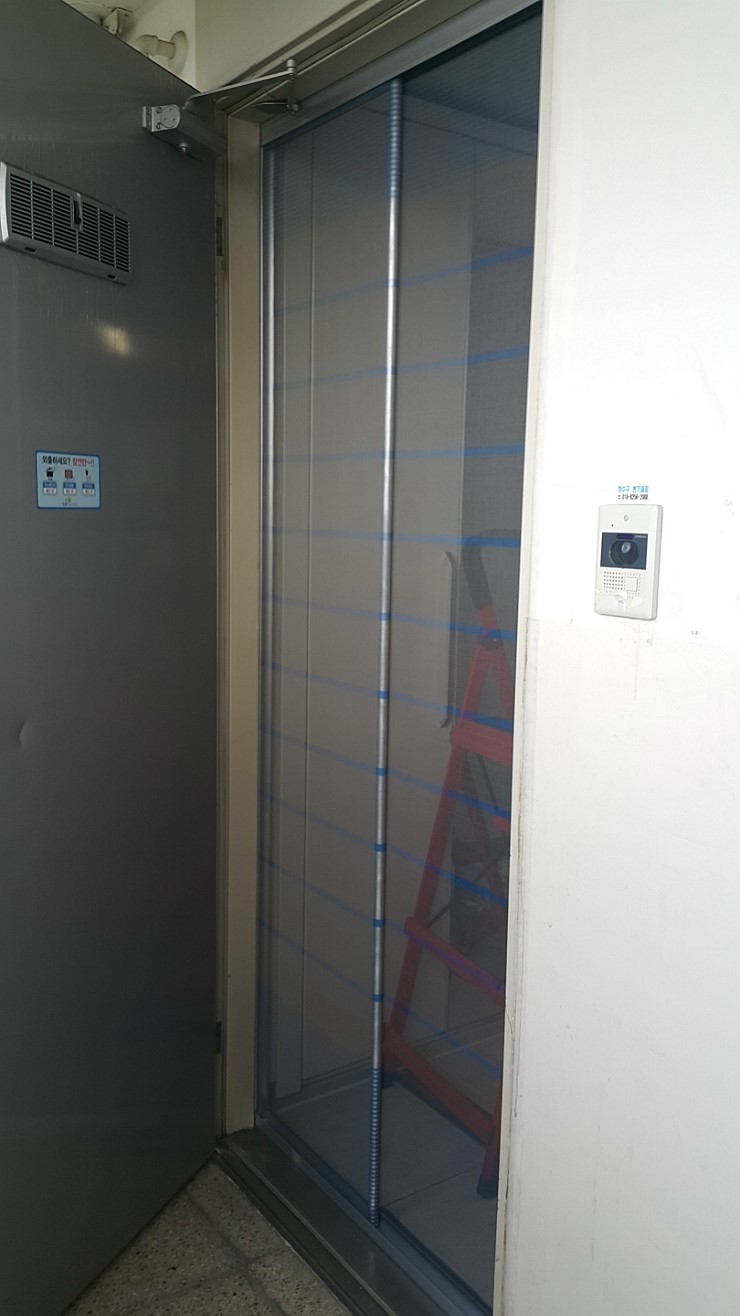  모현동 배산휴먼시아504동 현관롤자동방충망 설치~