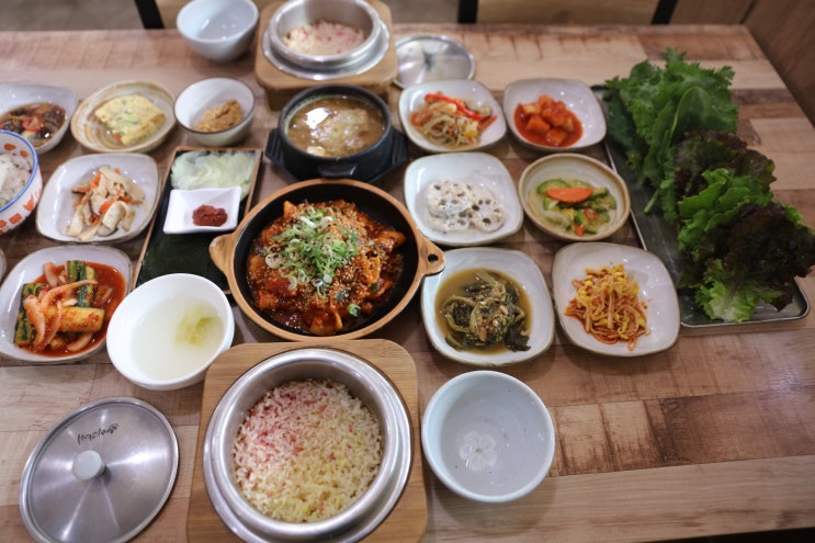  함안 맛집 유기농 쌈채소와 다양한 반찬이 제공된 고품격 한상!