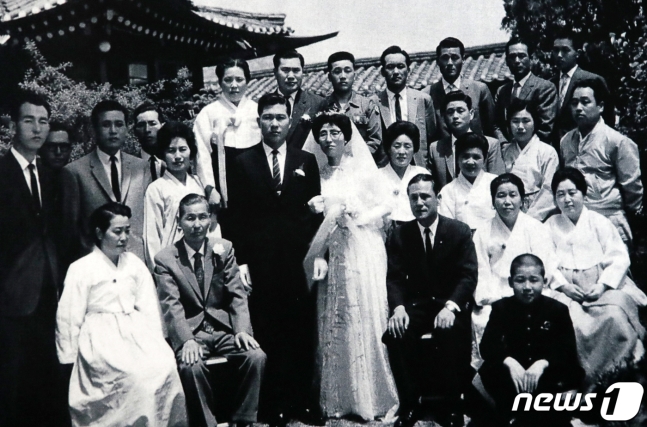 김대중도서관에 전시된 결혼 사진