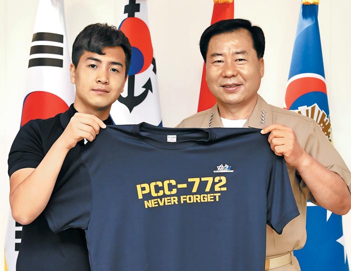  진정한 청소년 리더십을 보여준 김윤수 군:천안함 티셔츠 팔아 1000만원 기부한 '천안함 김군'