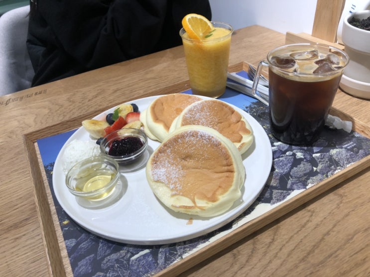  명동 카페 : 보들보들 수플레 펜케익이 맛있는 곳! "명동 이니스프리 그린카페"