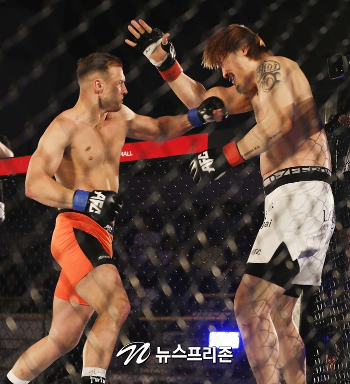 19개월 만에 국내 복귀한 최홍만, 49초 만에 KO패