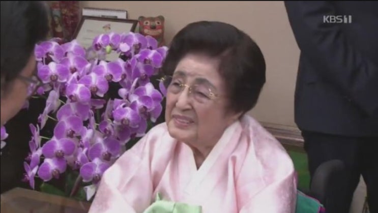  이희호 여사(김대중 전 대통령 부인)가 10일 밤 세상을 떠났다. 향년 97세.김대중평화센터는 10일 밤 “이희호 여사가 오늘 오후 11시 37분 소천했다”고 밝혔다.박지원 의원도