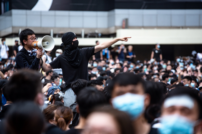 심상찮은 홍콩, 대규모 시위에 '범죄인 인도법' 심사 연기