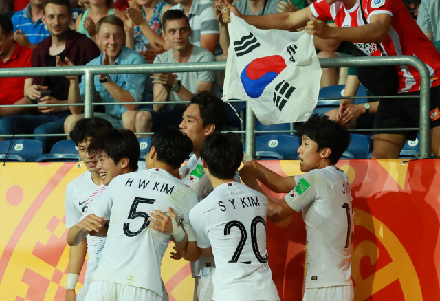 [U20현장리뷰]'최준 골-이강인 도움'한국, 에콰도르 누르고 U20 결승진출! 男축구 최초