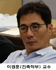  [너섬情談-이경훈] 노트르담과 숭례문 / 이경훈(건축학부) 교수  숭례문은 전통방식으로 복원됐지만 노트르담은 현대기술 활용해 새로운 첨탑 세울 예정