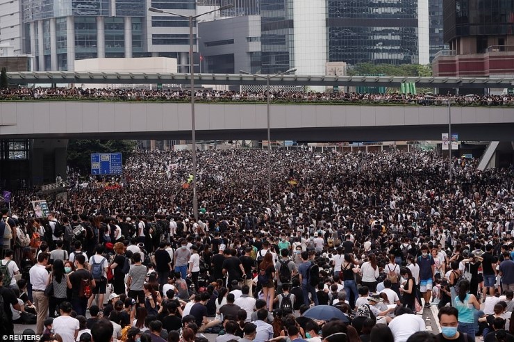 한국 언론에는 보도되지 않는 처절한 1백만 홍콩시민들의 시위현장  VIDEO:  Hong Kong delays China extradition bill hearing as tens of thousands of demonstrators clash with police and paralyse the city once more