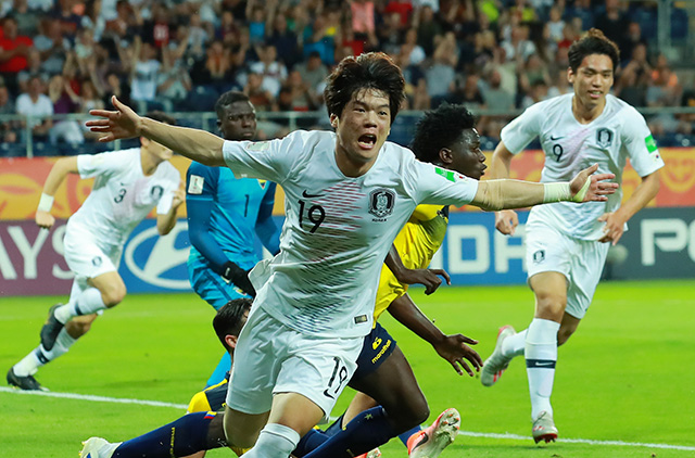 한국, FIFA 남자대회 최초 결승 진출… 이강인 도움 받아 최준 결승골