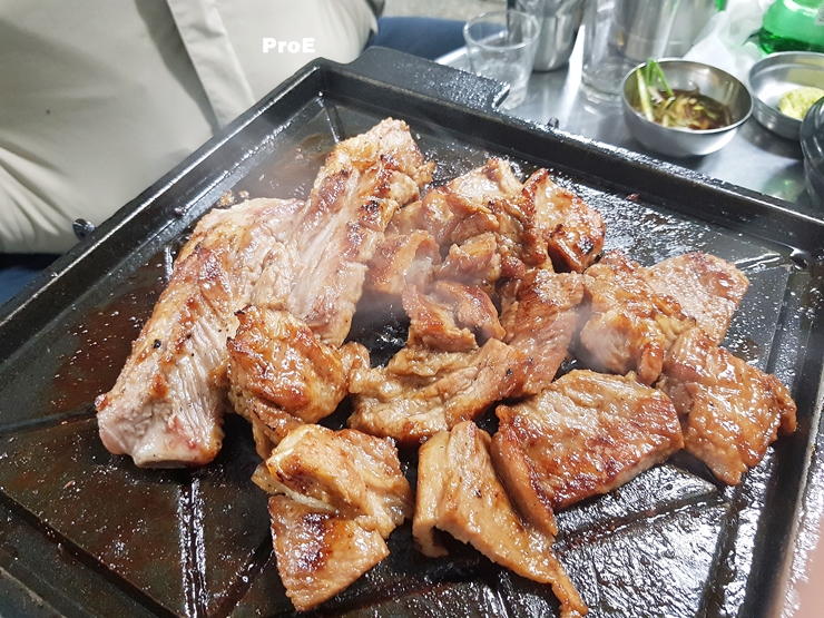  인천 문학 야구장 프로 야구 관전 후에는 구월동의 연탄구이 탐라산 돼지 고깃집 돈불1971에서 돼지갈비를 먹고 집에 간다