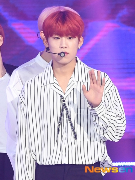  에이비식스 박우진, 시크하면서도 부드러운 인사 [포토엔HD]