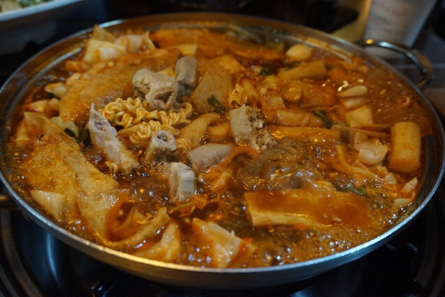  [명동 떡볶이] 나만 알고싶은 맛집. 화떡! 마늘떡볶이, 고르곤졸라피자, 샐러드파스타 먹방 후기.