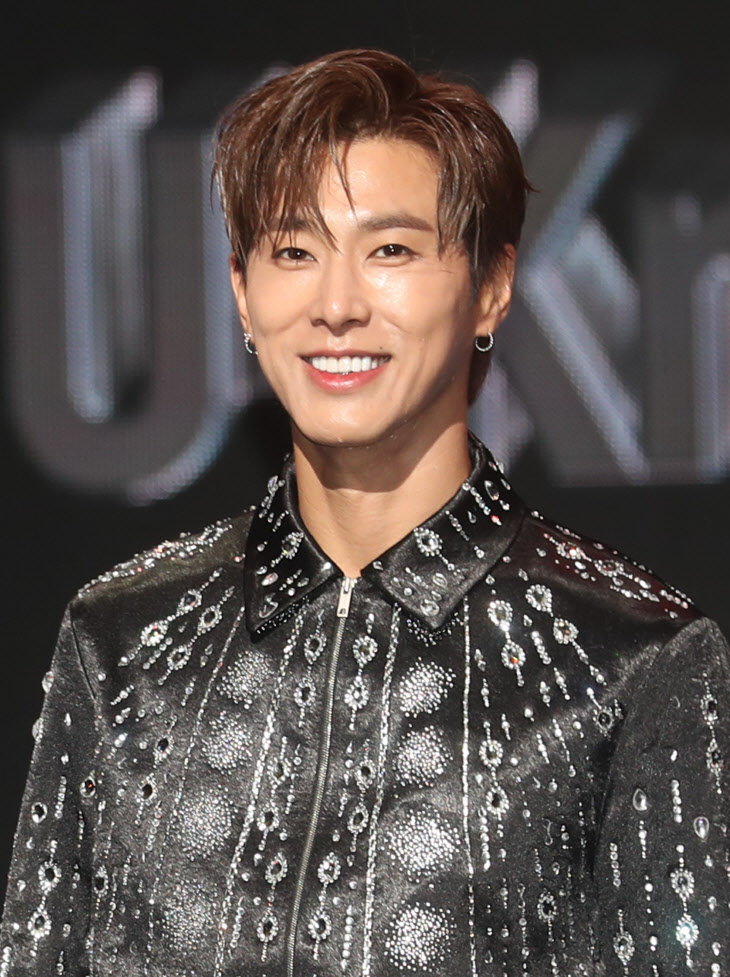  유노윤호 “데뷔 16년만에 첫 솔로, 열정 담아 수정만 16번 했죠”