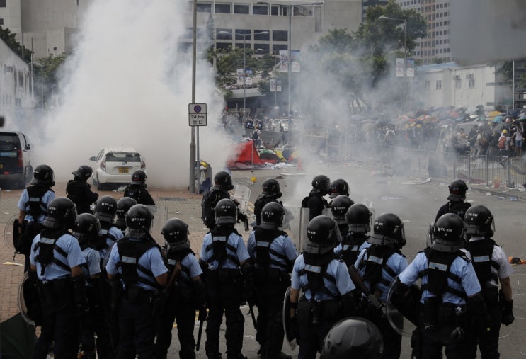홍콩시위로 ‘범죄인 인도법’ 심의 결국 연기