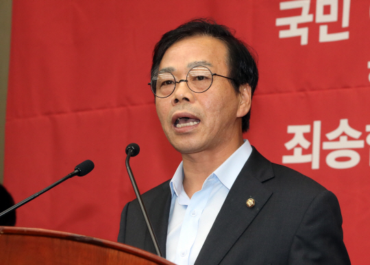  국내) 이완영 자한당 의원 - 대법, '정치자금법 위반' 벌금 500만원 확정.. 의원직 상실