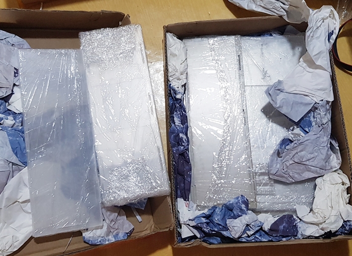  6월 13일- 아크릴로 된 기념품 장식장(진열장) 조립 후기