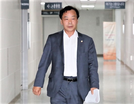 이완영 의원직 상실...'불법 정치자금·무고' 벌금·집유 확정