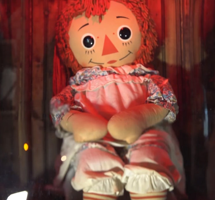  공포의 애나벨(Annabelle)인형 구경하세요(실물은 딴판! 경악!)