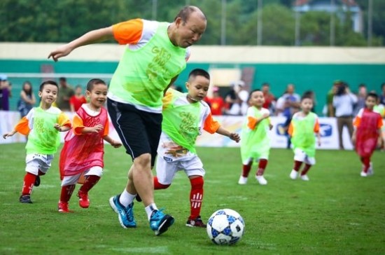 “국민영웅 박항서 잡아라” 베트남 축구협회, 계약연장 협상 서두른다