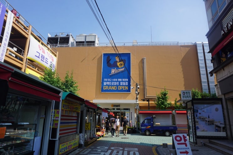  정용진 부회장 국내 1호 대형마트 이마트 창동점이 26년만에 리뉴얼했데요~