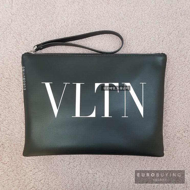  남자 클러치 추천 발렌티노 VLTN 스트랩 클러치  RY2P0299