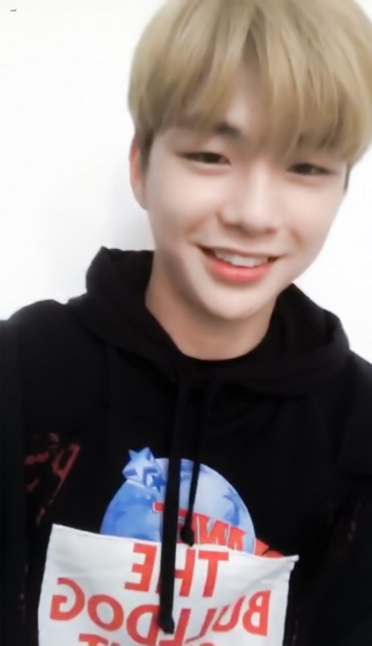  키스데이 키스받고 싶은 스타 강다니엘