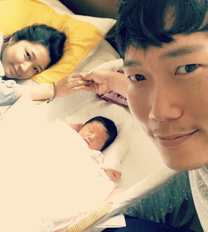  배우 송진우 나혼자산다 이시언 아는 동생 워터파크 아내 미나미 인스타그램 “출산축하해요.
