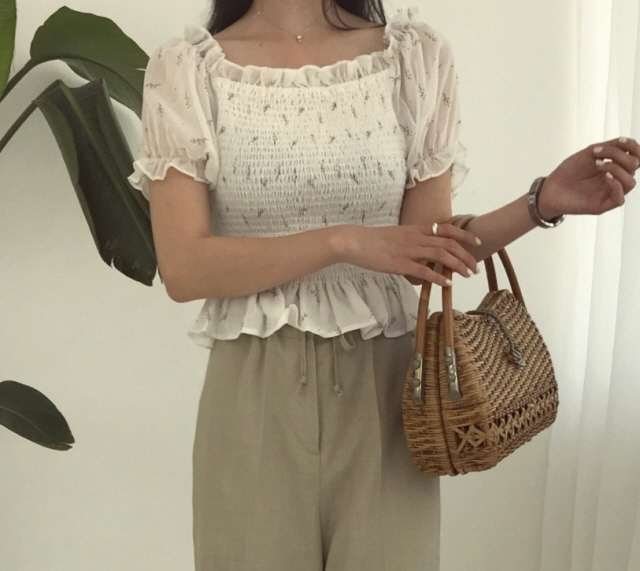 [뉴던] 여자 여름 스모크 셔링 리프 잔무늬 오프숄더 블라우스(2color)