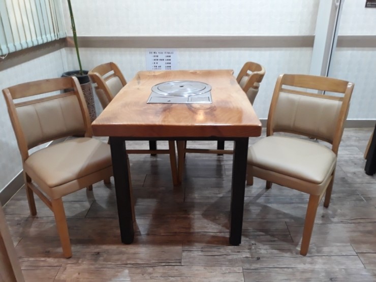 인천 식당테이블 제작 설치 "인천 남동구 구월남로 117 가주프라자201호 형제복집" 좌식테이블을 사용하시다 예쁜 통원목테이블 입식으로 바꾸셨습니다!
