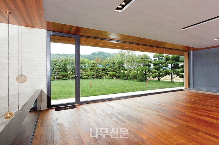  칸에서 빛난 기생충 저택 빛낸 ‘시스템창호’