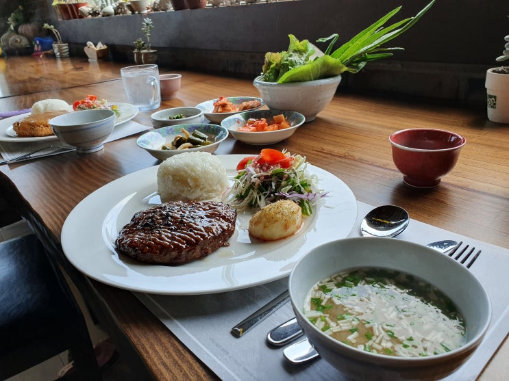 거문오름맛집 까망고띠 블랙푸드촌의 흑돼지돈가스와 한우떡갈비