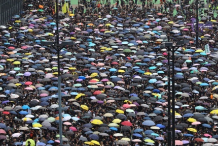 “송환법 완전 철폐하라”…홍콩 시위 ‘검은 대행진’ 시작