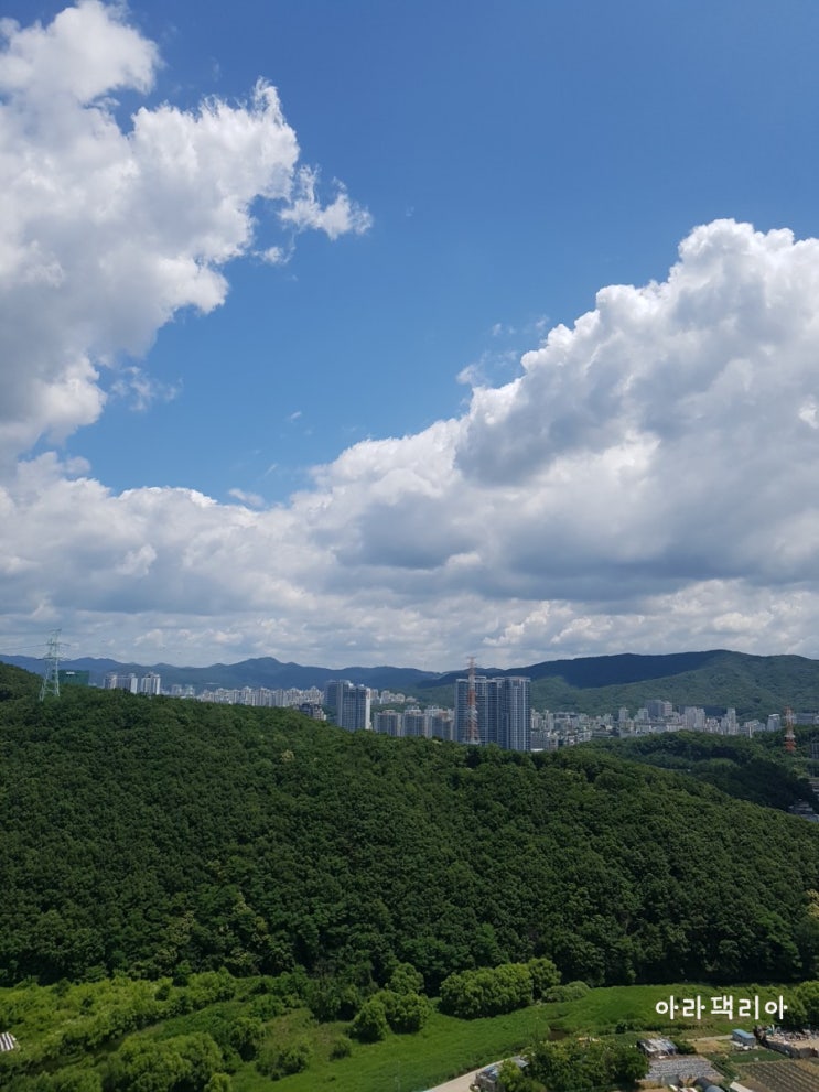 오늘 날씨 맑음 33층 아파트 탑층 뷰 풍경
