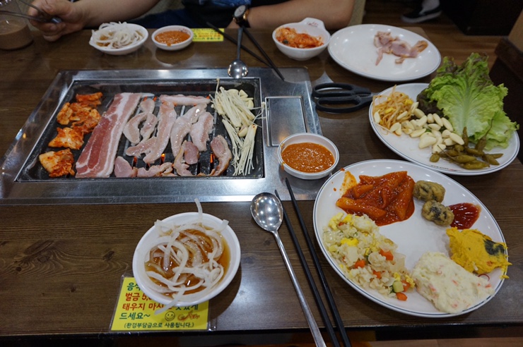  혜화역 고기부페::대학로 연극제 보고 무한리필 샐러드바 셀빠 욤뇸뇸