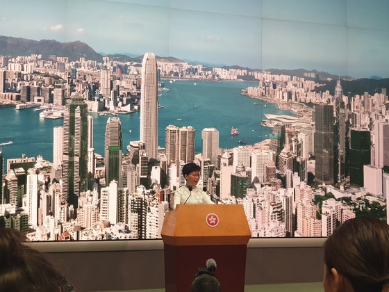 홍콩 100만 시위에 백기···캐리 장관 "송환법 개정 연기" 선포