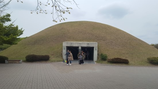 경주 대릉원에서 왕릉 내부를 볼 수 있는 천마총