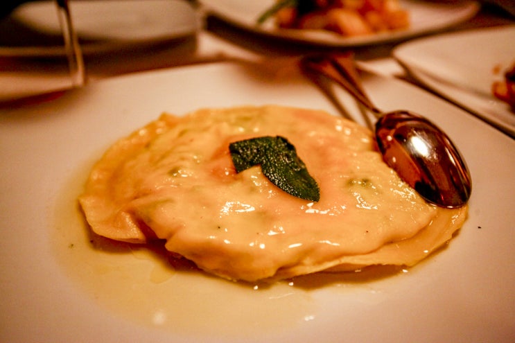  로마 파스타 맛집 TRATTORIA MONTI 의 커다란 라비올리