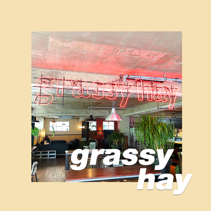  [grassy hay] 얼핏 보이는 네온사인이 매력적인 창원 사림동 카페, 그래시 헤이