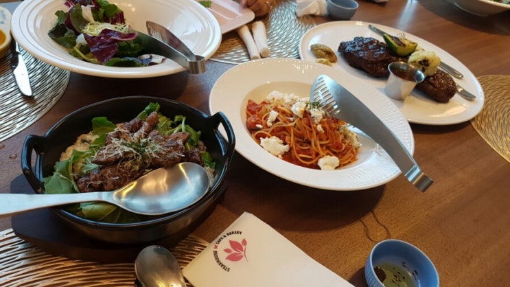  평창동 맛집) 뷰도 예쁘고 아기와 먹기 좋은 평창동 스테이크하우스 레스토랑 평창동의 봄