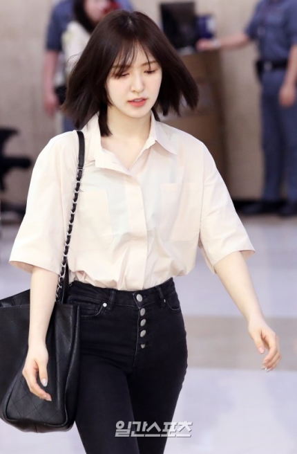  레드벨벳 웬디 공항패션 사복 옷, 린 블라우스네요!